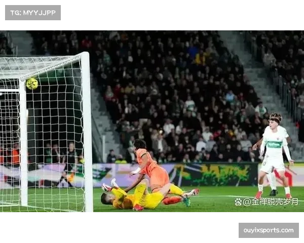 巴萨前场压迫迫使对手失误 抢断后快速转换创造射门机会